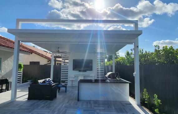Aluminum pergola with outdoor kitchen and fan with LED lamp included