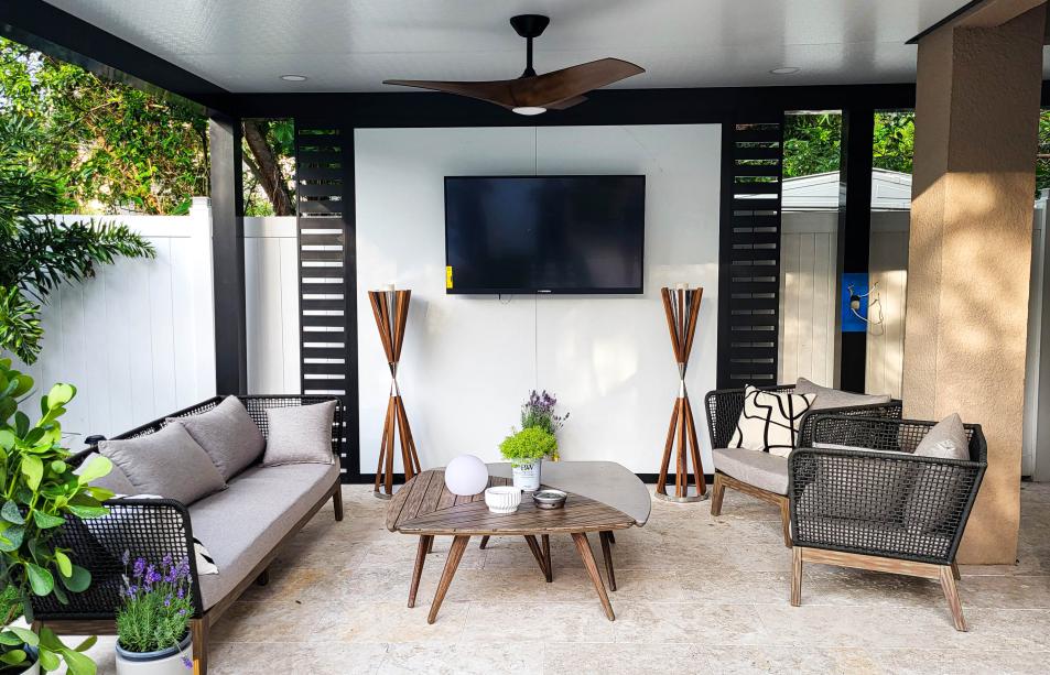 Modern aluminum terrace with ceiling fan