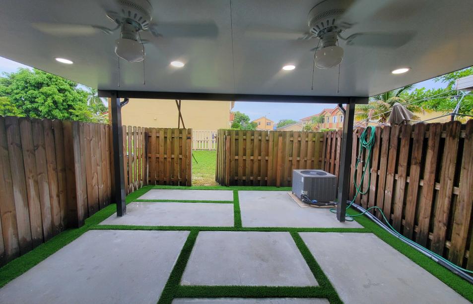 Small terrace in narrow patio with two fans