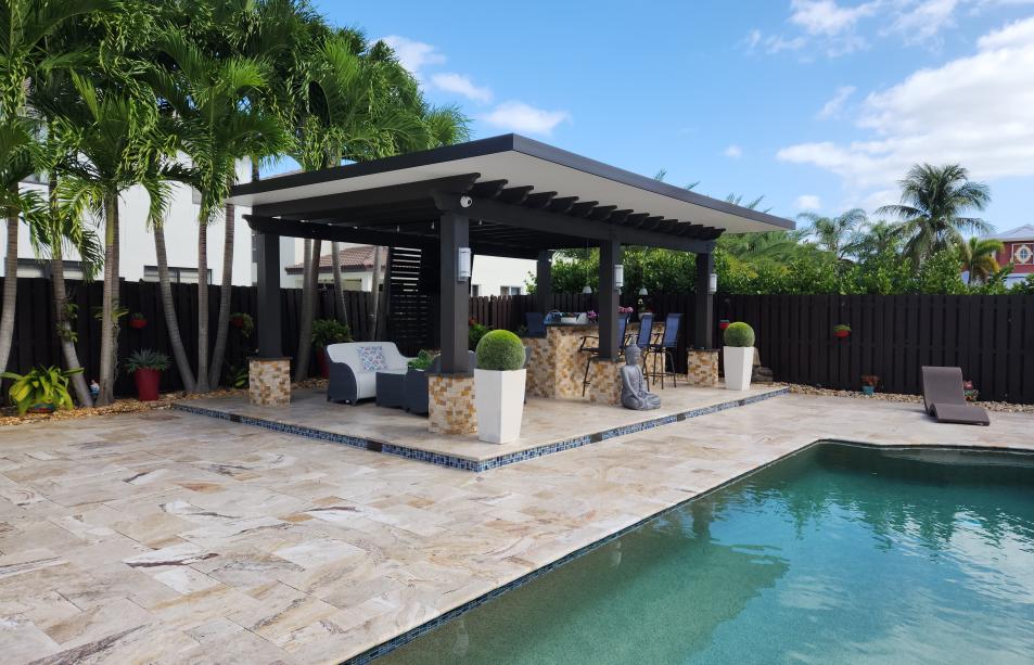 Antique aluminum pergola with wood simulation and pillars with brick finishes
