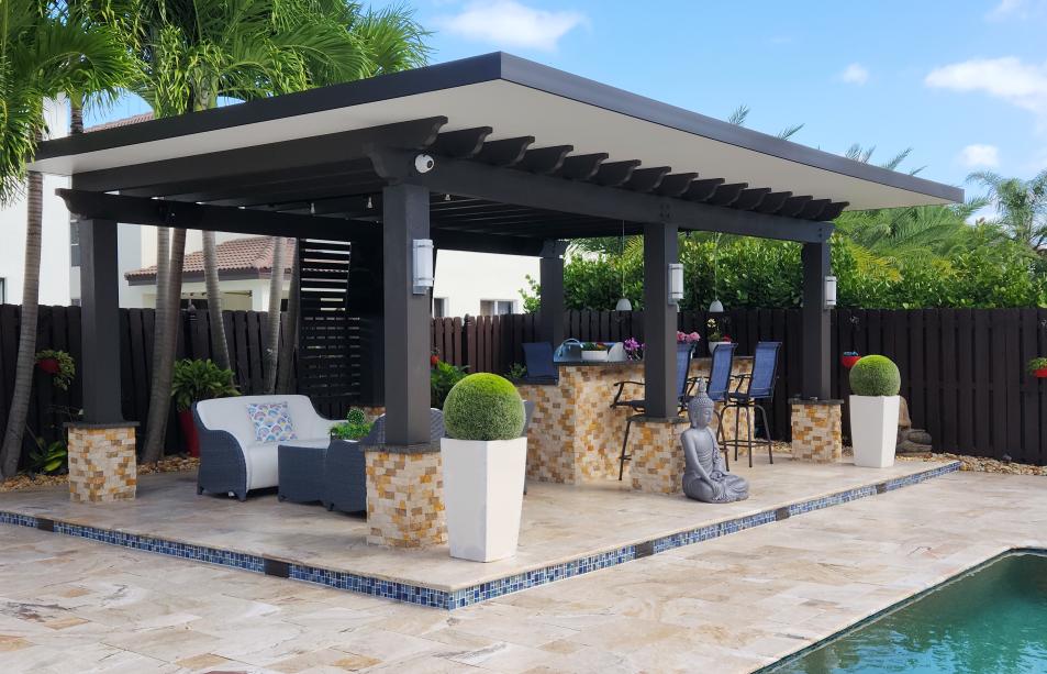 Antique aluminum pergola with wood simulation and pillars with brick finishes