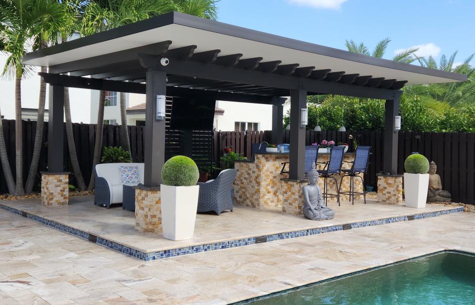 Antique aluminum pergola with wood simulation and pillars with brick finishes