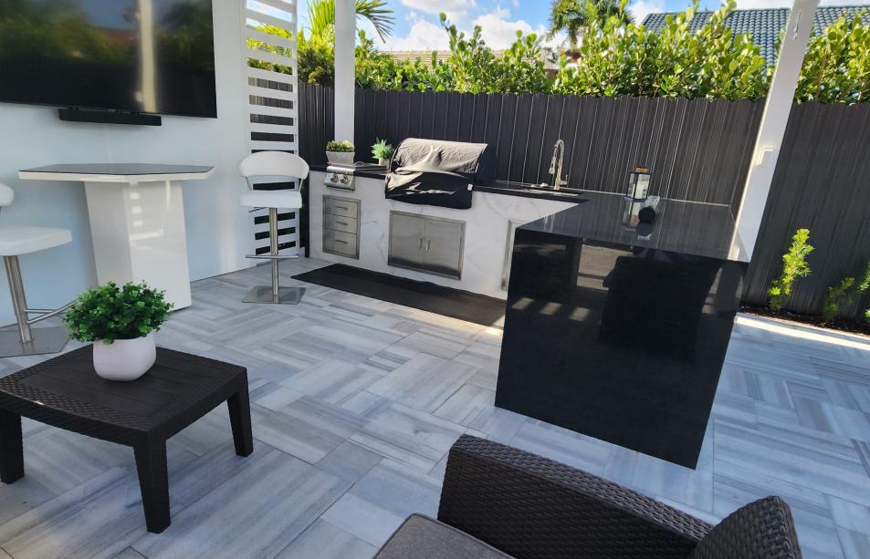 Aluminum pergola with outdoor kitchen and fan with LED lamp included