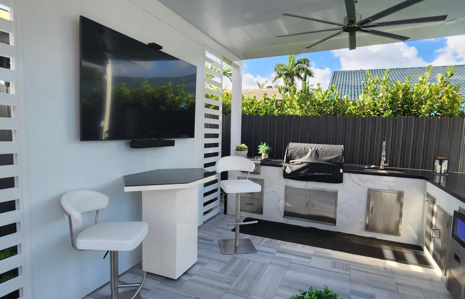 Aluminum pergola with outdoor kitchen and fan with LED lamp included
