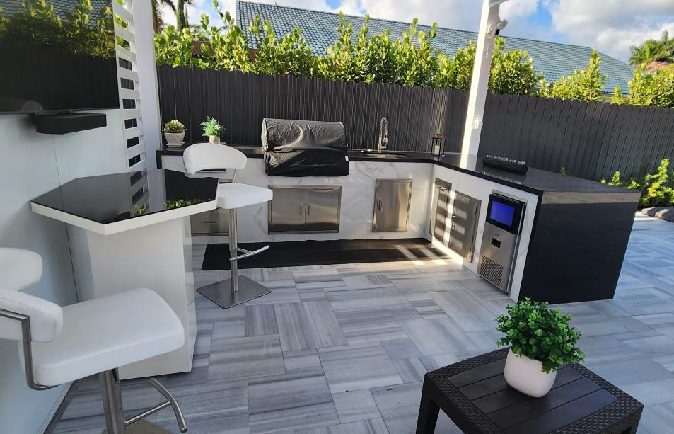 Aluminum pergola with outdoor kitchen and fan with LED lamp included