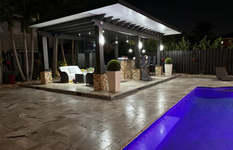 Antique aluminum pergola with wood simulation and pillars with brick finishes